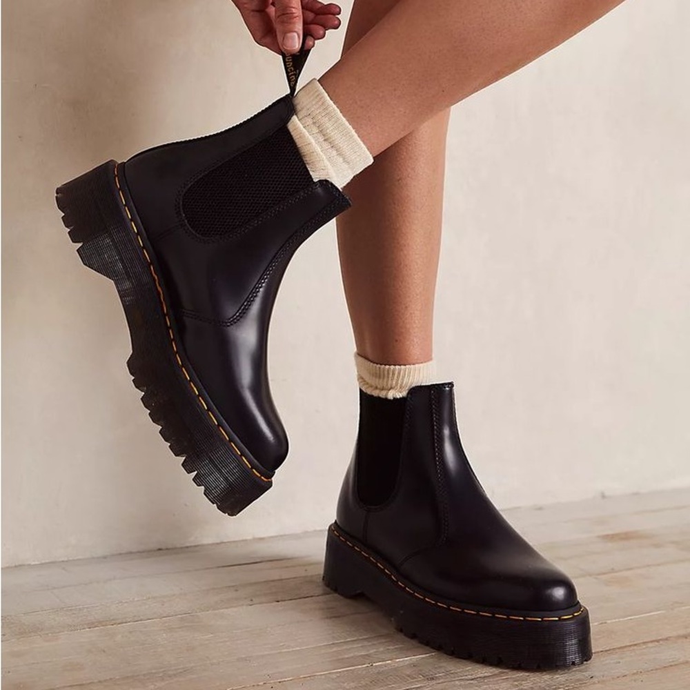 Dr. Martens 2976 SMOOTH LEATHER PLATFORM CHELSEA BOOT (with original packaging)